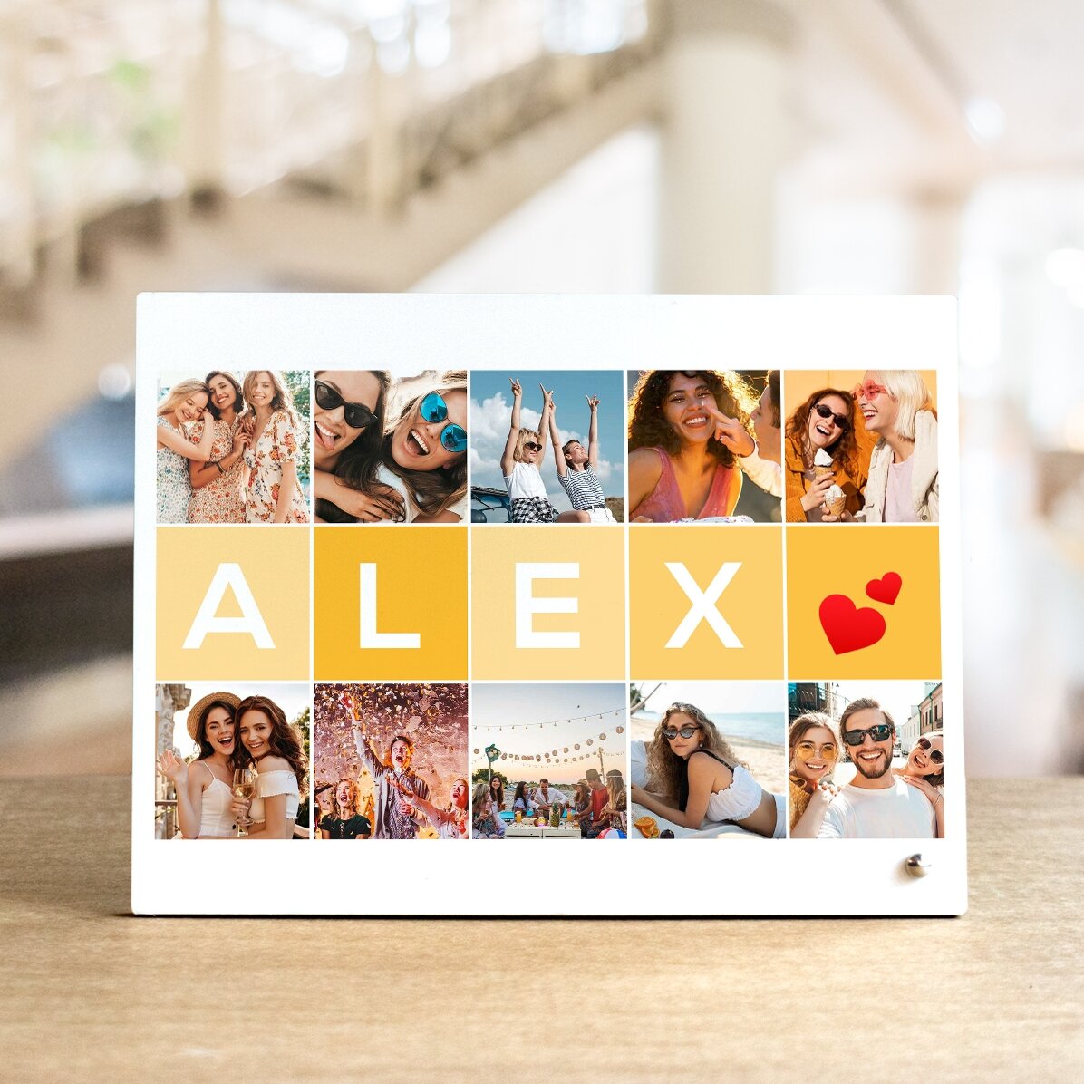 Gepersonaliseerde fotolijst voor op het bureau met 10 foto’s en een naam van 5 letters
