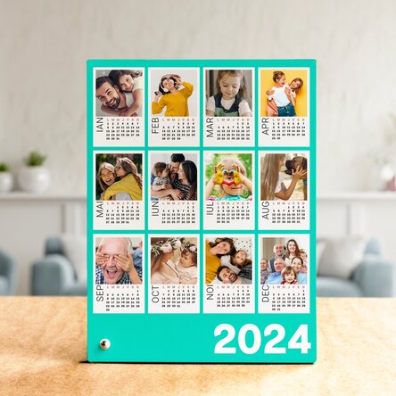 Gepersonaliseerde fotolijst voor op het bureau met 12 foto’s en een kalender