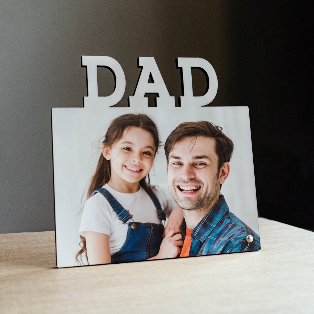 Gepersonaliseerde fotolijst voor op het bureau met een foto - model DAD