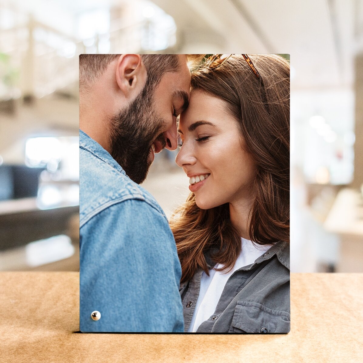 Gepersonaliseerd fotolijstje voor op het bureau met een portretfoto