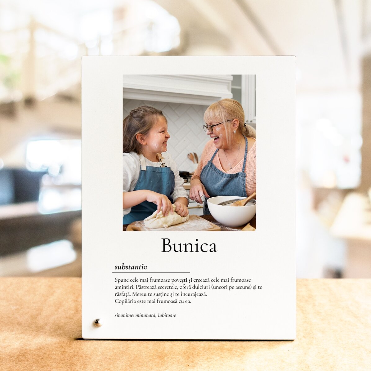 Gepersonaliseerde fotolijst voor op het bureau met een foto en tekst - Definitie