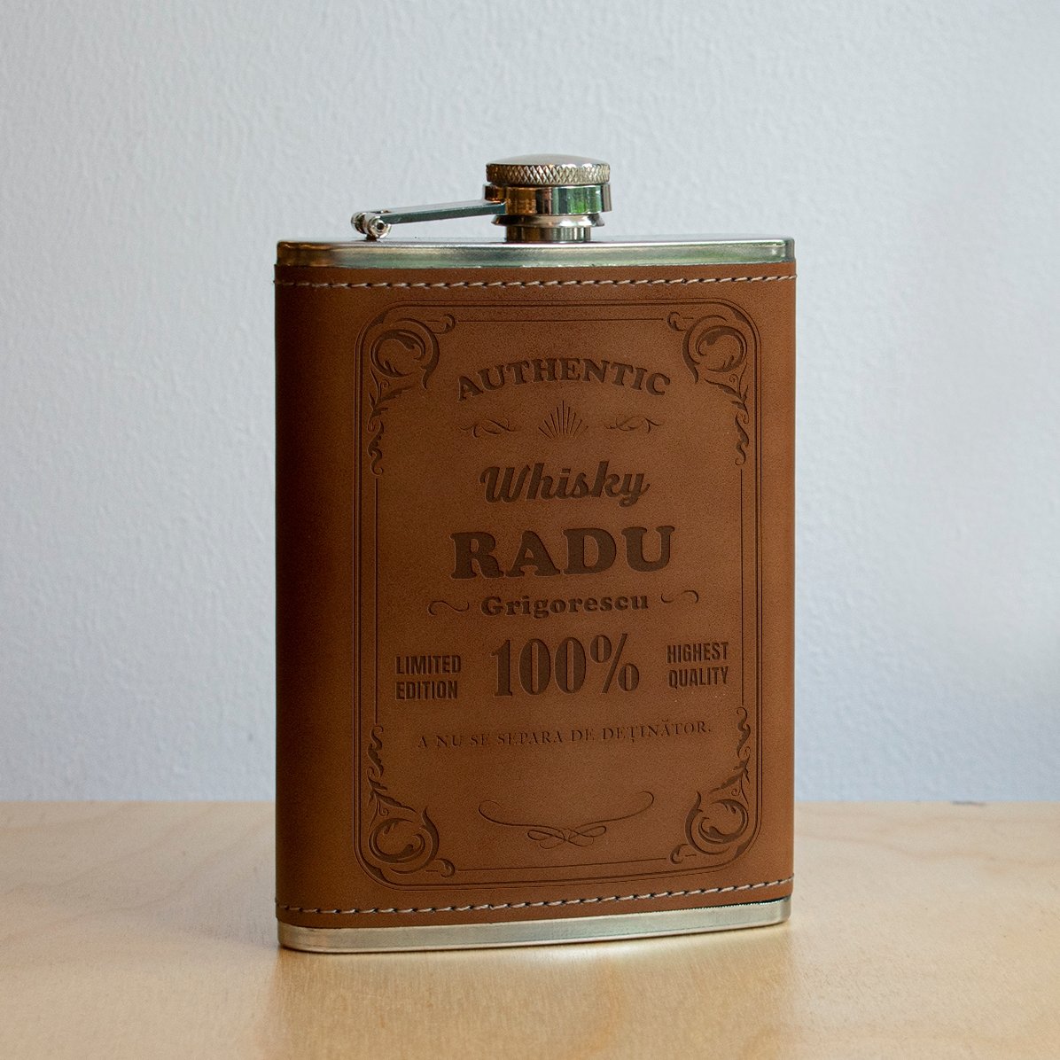 Gepersonaliseerde zakfles met lederen hoes - Authentic Drink