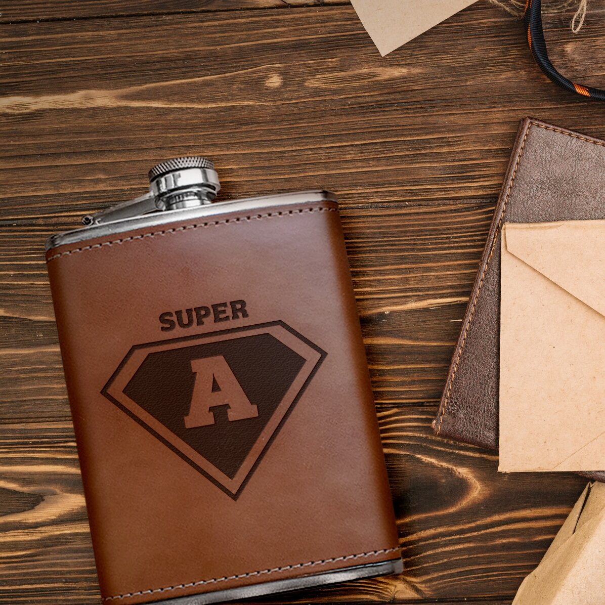 Zakfles met leren hoesje, gepersonaliseerd met een initiaal - Erou