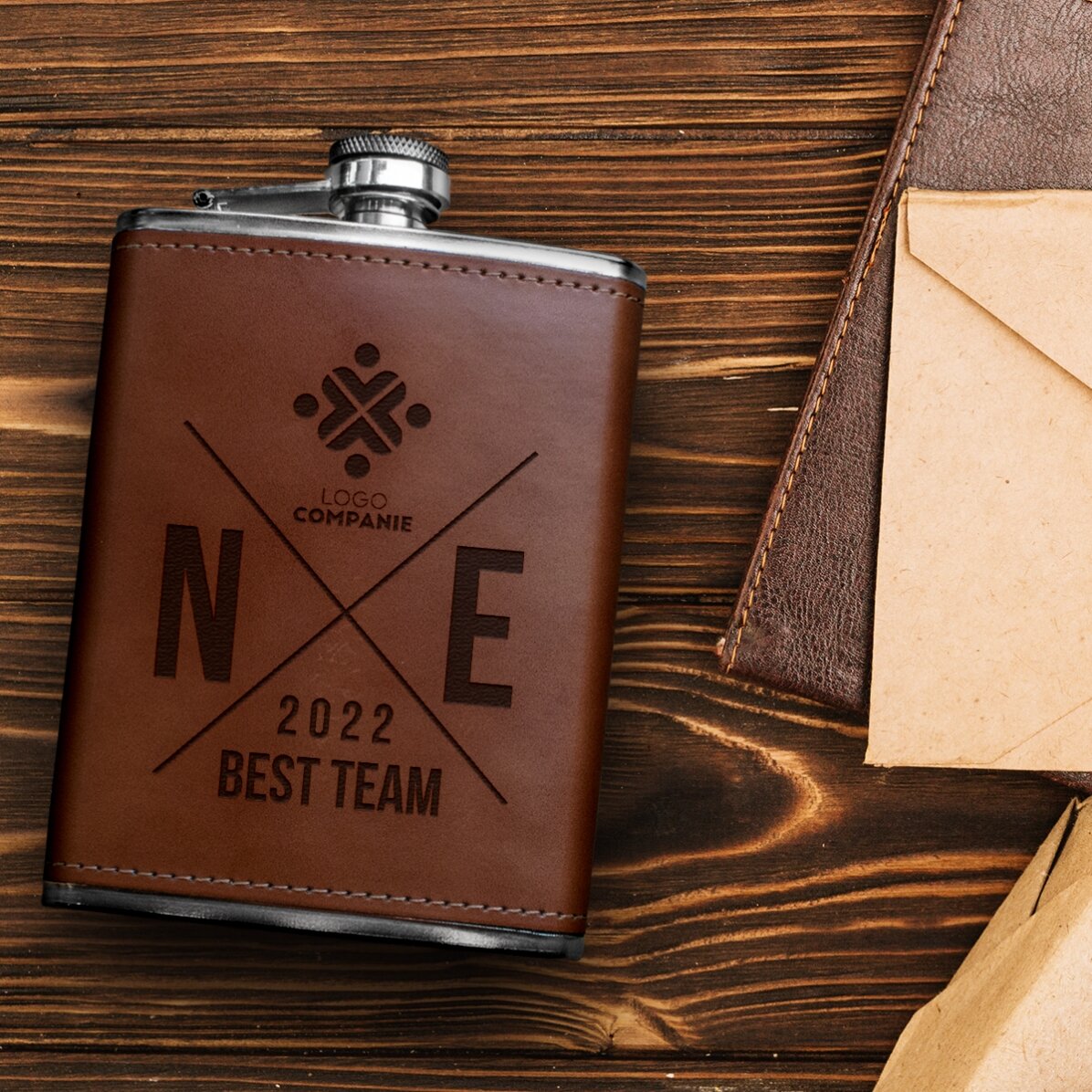 Zakfles met leren hoes, gepersonaliseerd met logo en initialen