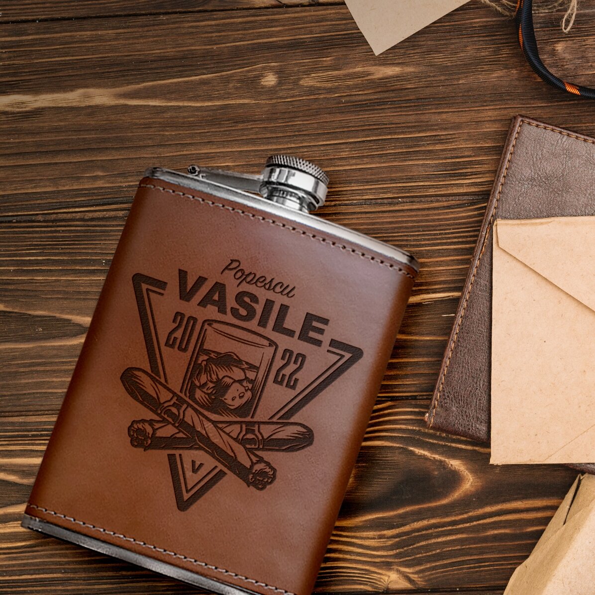 Zakfles met leren hoes, gepersonaliseerd met naam en jaartal - Wishkey