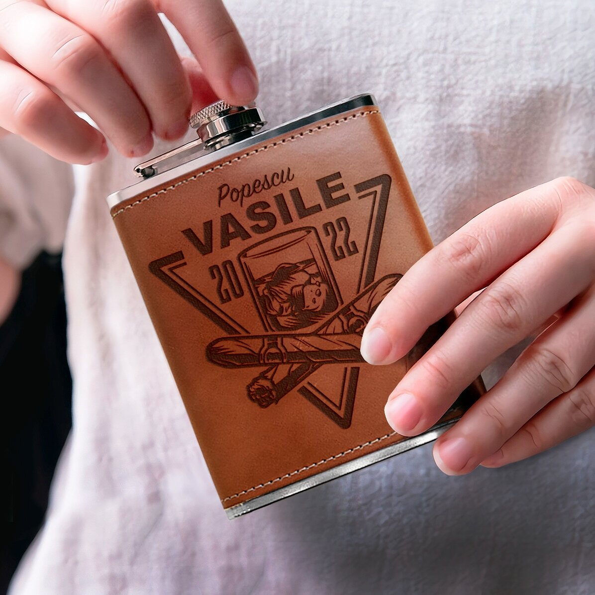 Zakfles met leren hoes, gepersonaliseerd met naam en jaartal - Wishkey