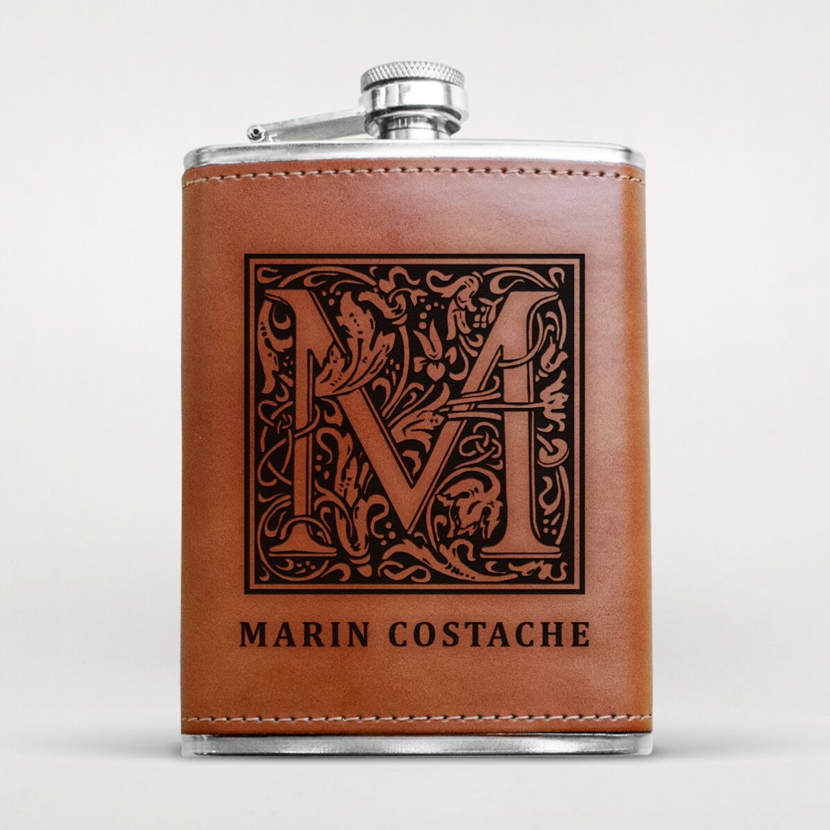 Zakfles met leren hoes, gepersonaliseerd met tekst – monogram en naam