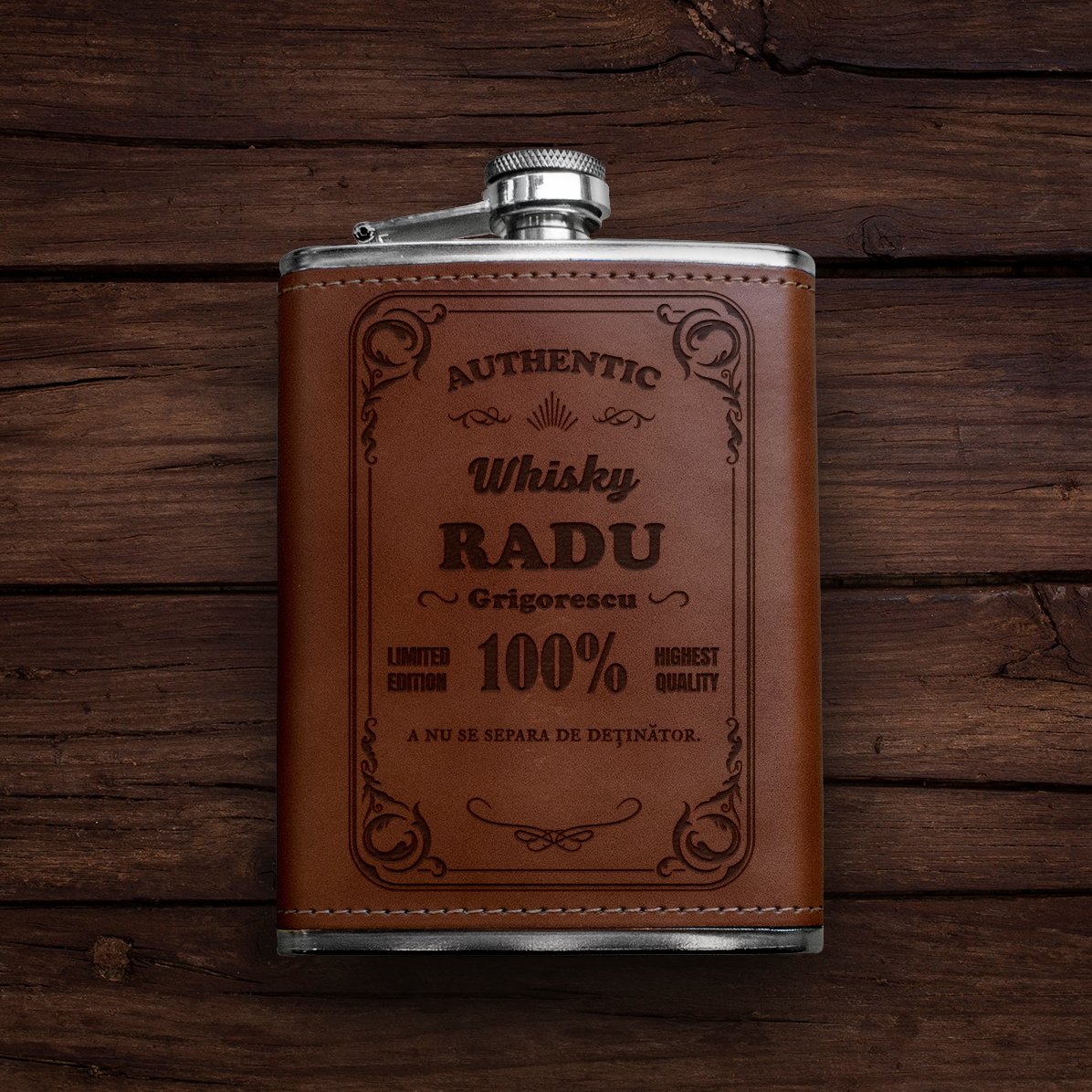 Gepersonaliseerde zakfles met lederen hoes - Authentic Drink