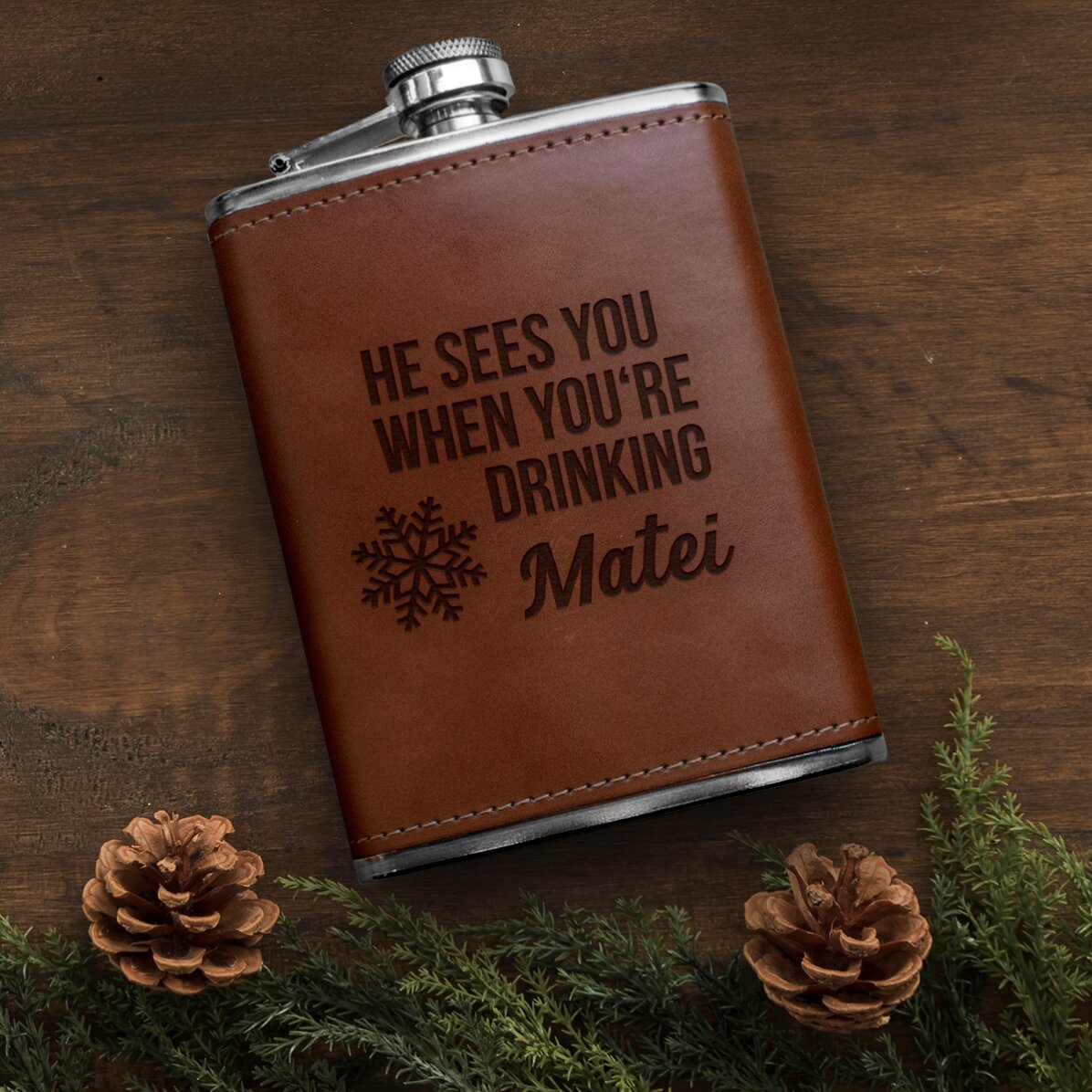 Gepersonaliseerde, met leer beklede zakfles - Hij ziet je als je aan het drinken bent
