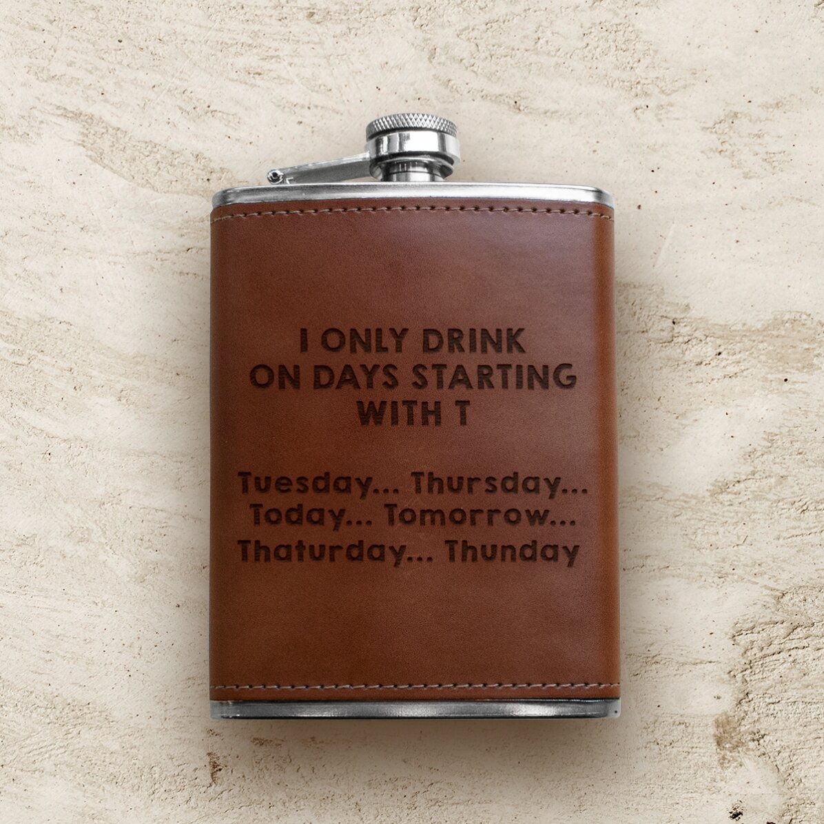 Gepersonaliseerde, met leer beklede zakfles - I only drink...