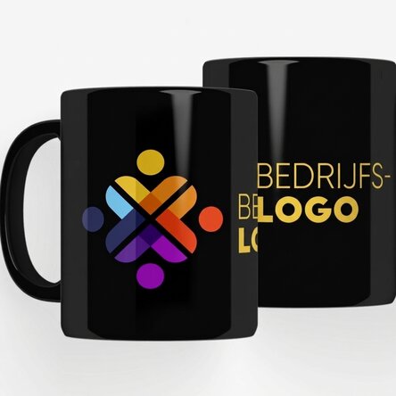 Gepersonaliseerde mok met logo op een zwarte achtergrond