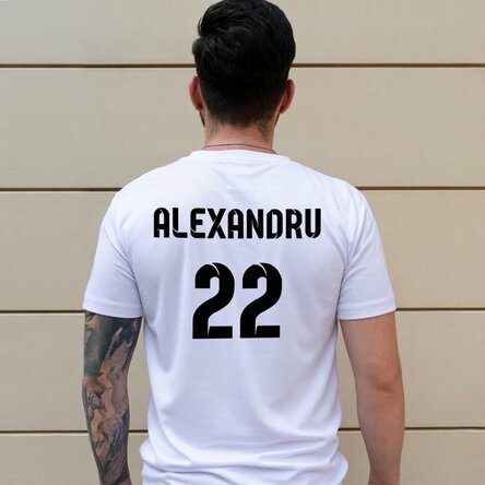 Sportshirt met op de rug een gepersonaliseerde naam en nummer - voetbalmodel