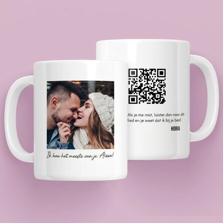 Gepersonaliseerde mok met een foto, een boodschap en een QR-code