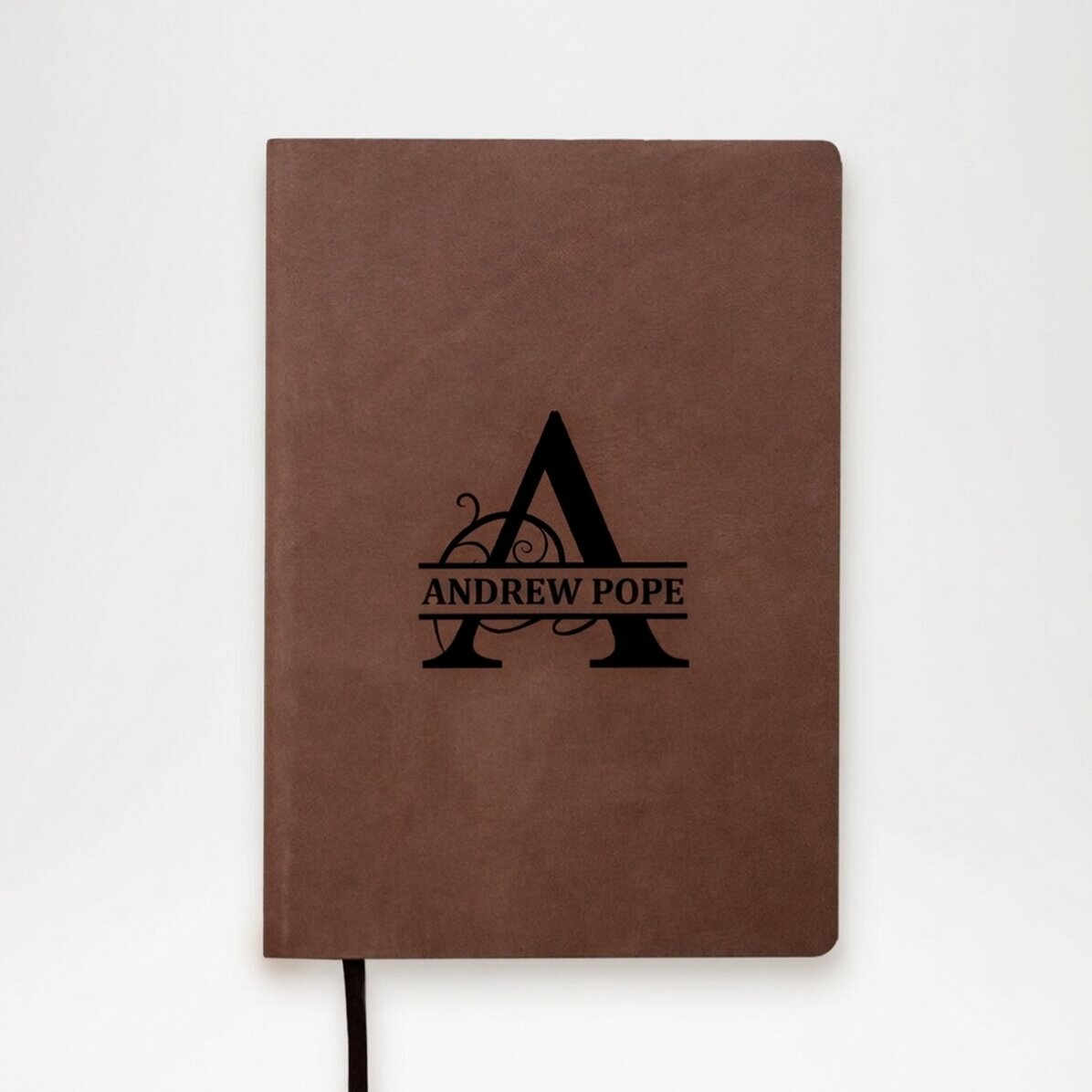 Op maat gemaakte leren agenda met monogram en naam in het midden