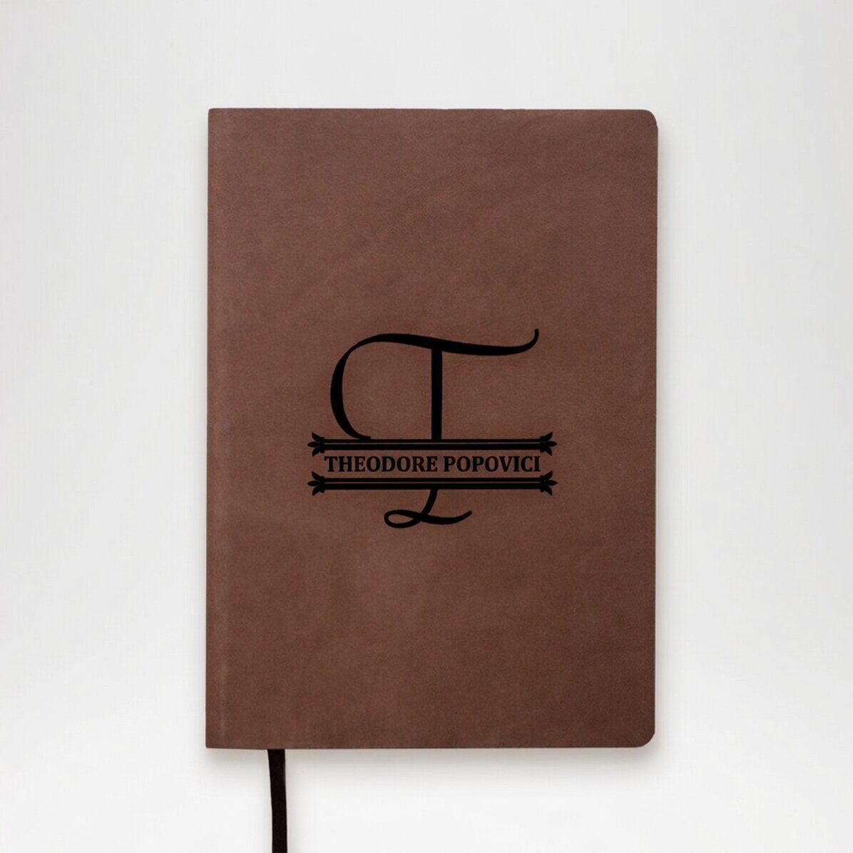 Op maat gemaakte leren agenda met monogram en naam in het midden - model 2