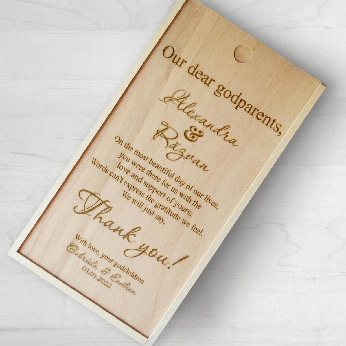 Gepersonaliseerde houten geschenkdoos met een bedankbericht voor de peetouders