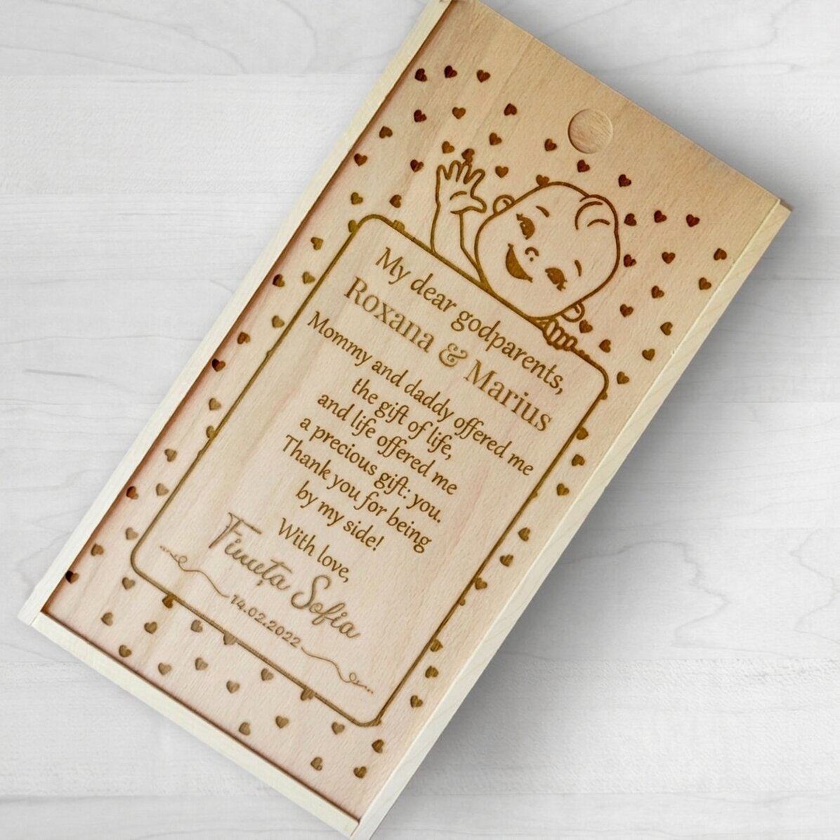 Gepersonaliseerde houten geschenkdoos met een bedankboodschap voor de peetouders