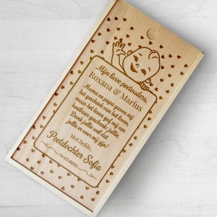 Gepersonaliseerde houten geschenkdoos met een bedankboodschap voor de peetouders