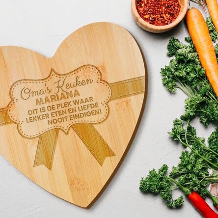 Gepersonaliseerde hartvormige snijplank met tekst - Oma's keuken