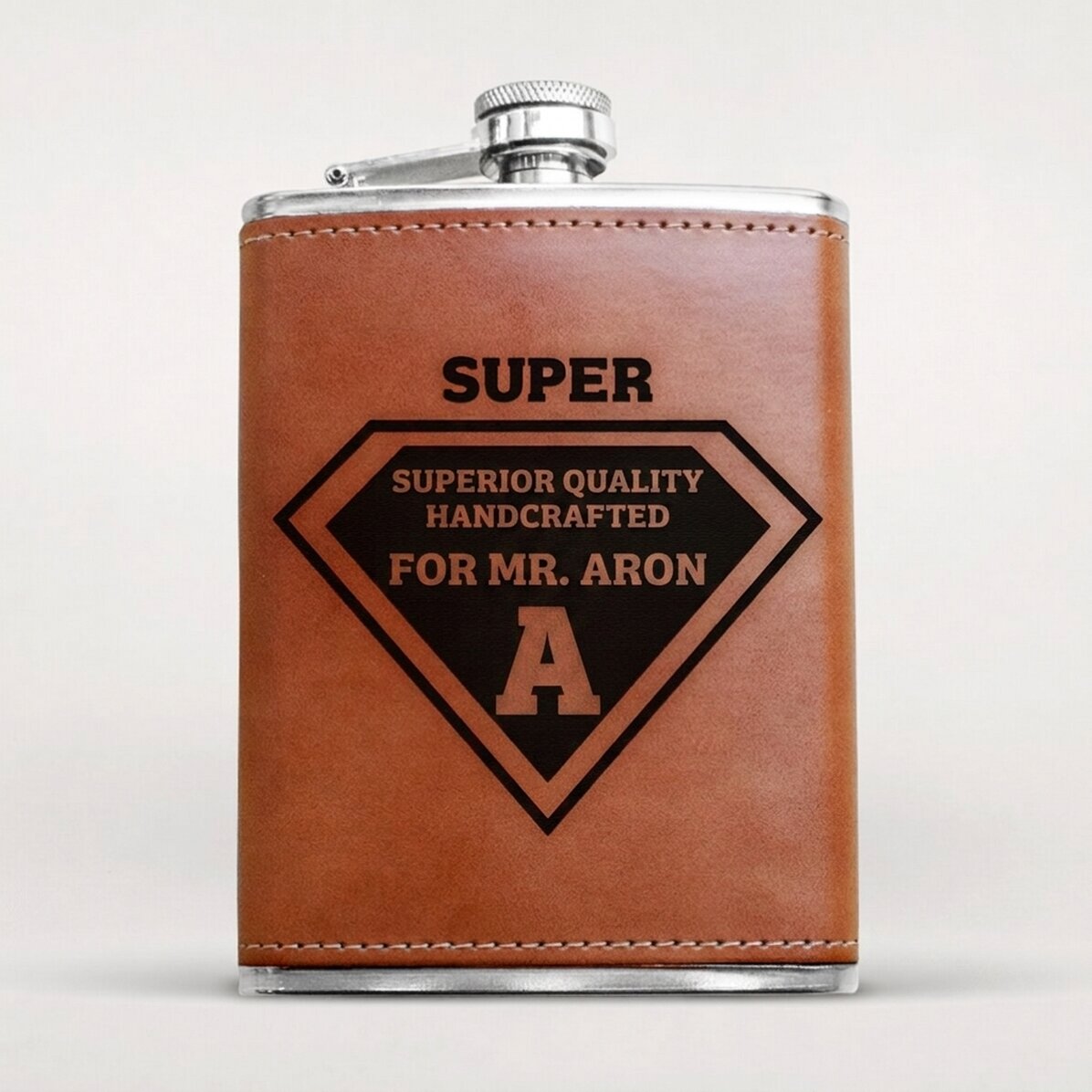 Zakfles met leren hoesje, gepersonaliseerd met een initiaal - Erou