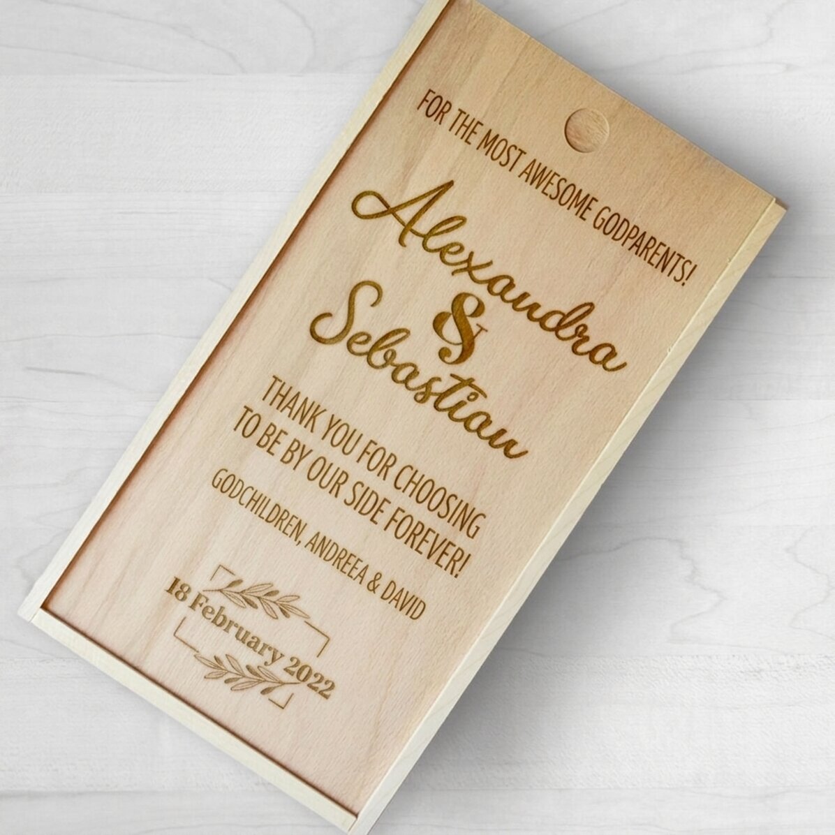 Gepersonaliseerde houten geschenkdoos met datum en boodschap – Voor de allerbeste peetouders!