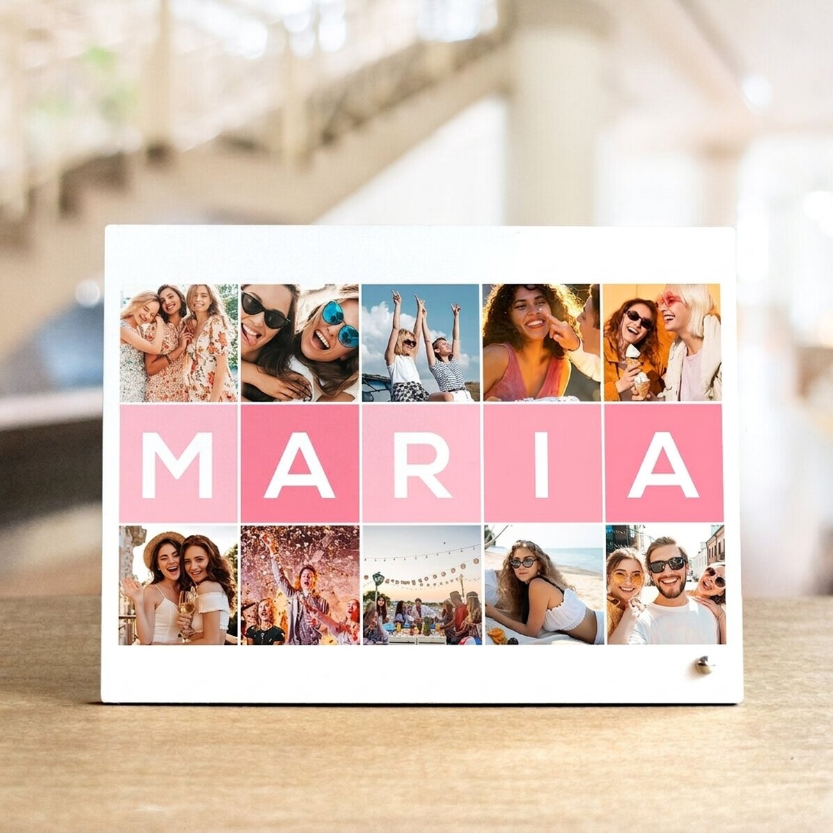 Gepersonaliseerde fotolijst voor op het bureau met 10 foto’s en een naam van 5 letters