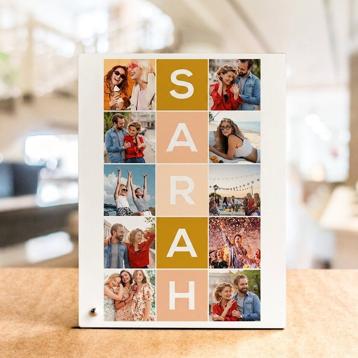 Gepersonaliseerde fotolijst voor op het bureau met 10 foto’s en een naam van 5 letters, verticaal ge