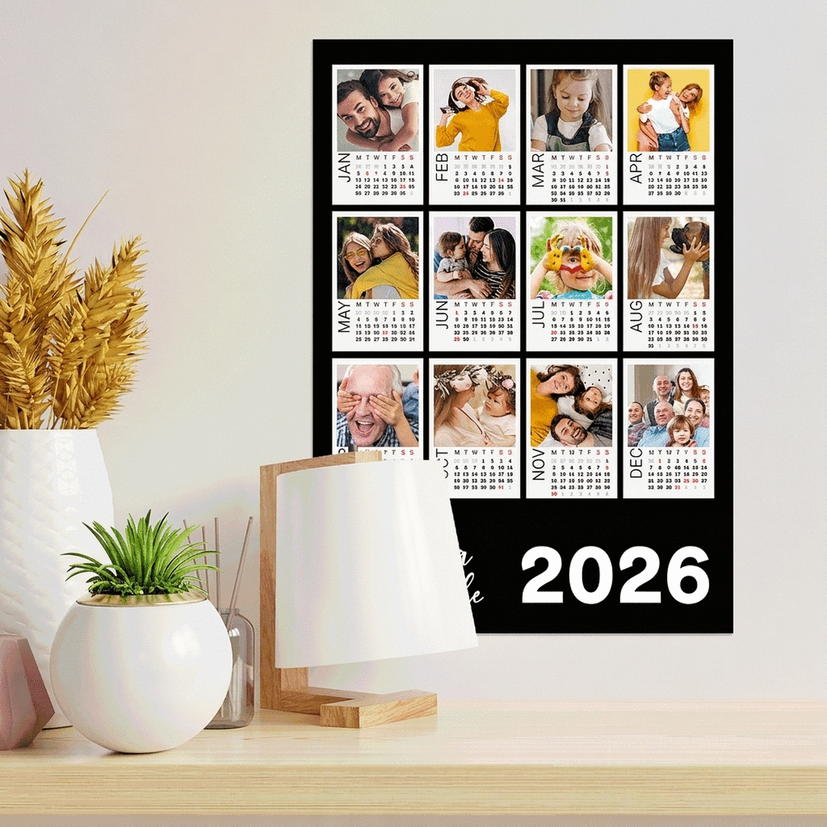 Gepersonaliseerde kalenderposter met 12 polaroidfoto’s en een kleurrijke achtergrond