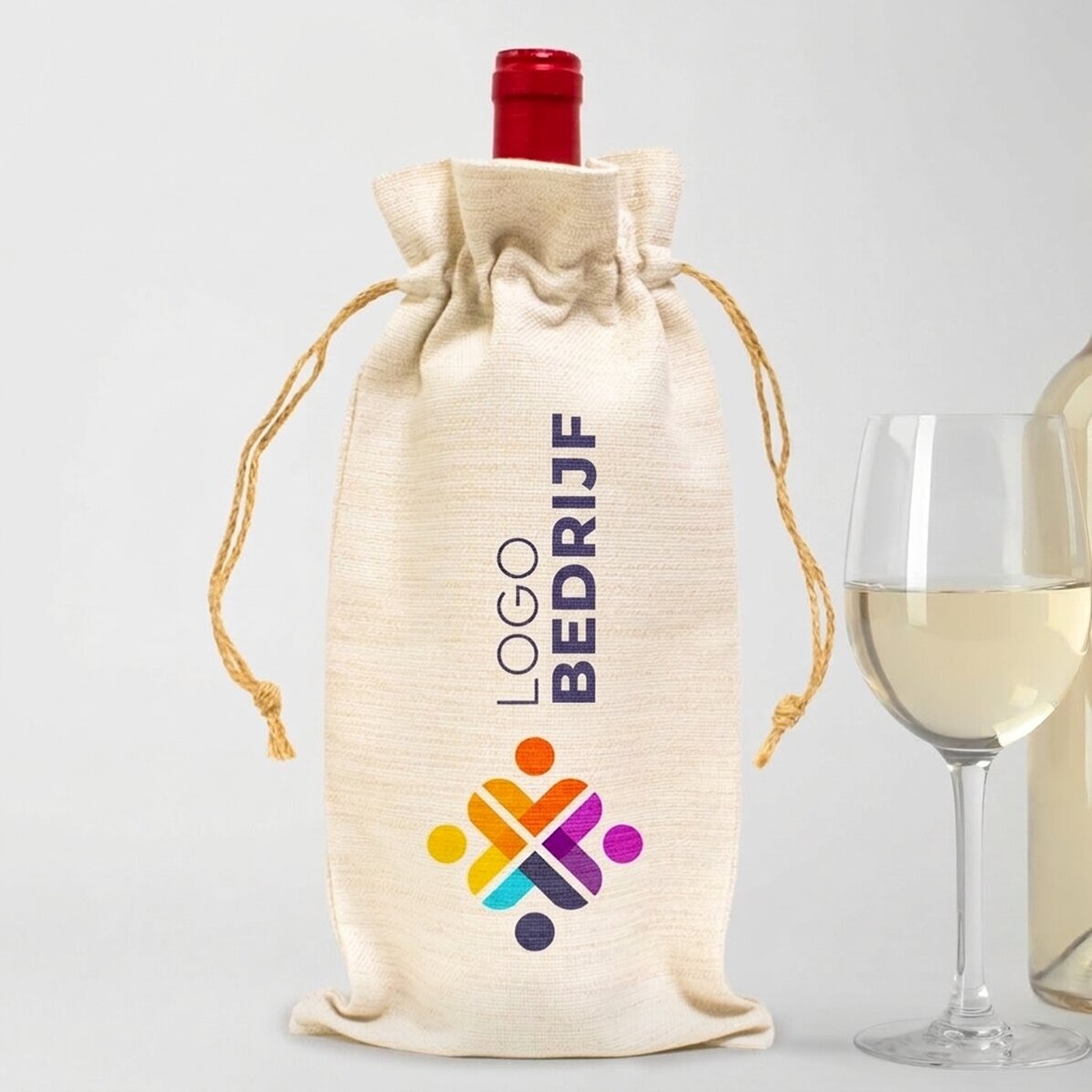 Gepersonaliseerd zakje voor een wijnfles met horizontaal geplaatst logo