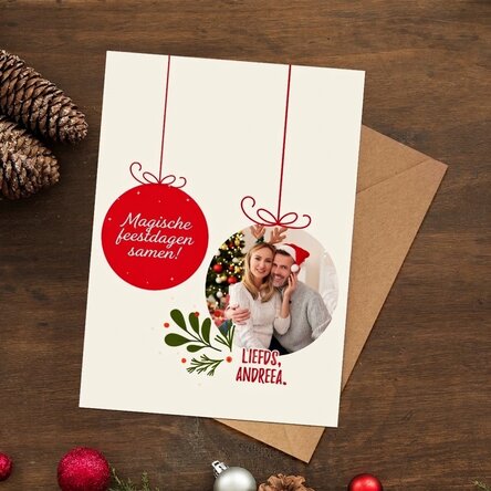 Gepersonaliseerde magnetische wenskaart met een foto in de vorm van een kerstbal voor een stel