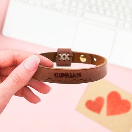 Gepersonaliseerde leren armband met de boodschap „Ik hou van je“ in morsecode
