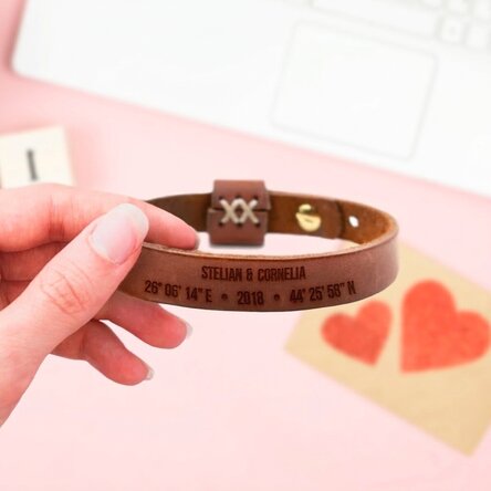 Gepersonaliseerde leren armband met adresgegevens en naam