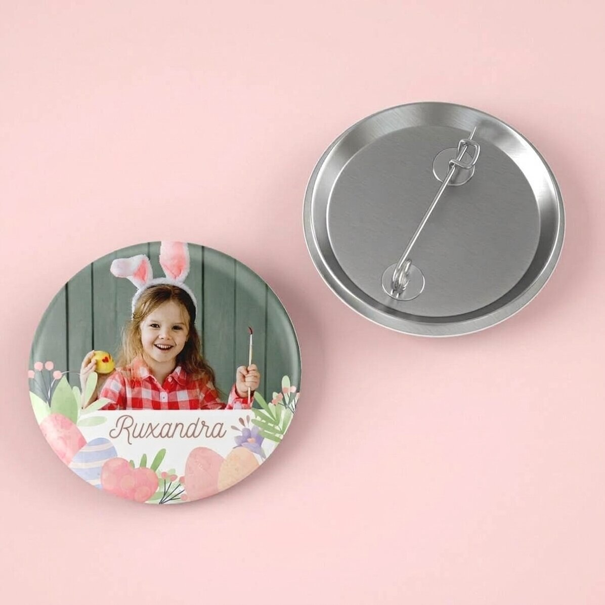 Gepersonaliseerd insigne met naam en foto – paasontwerp