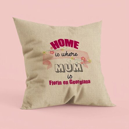 Gepersonaliseerd kussen met tekst - Home is where mum is - In