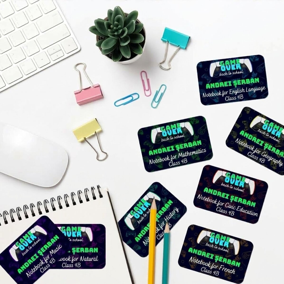 Set van 8 gepersonaliseerde stickers (zelfklevende etiketten) voor school met de tekst - Game Over