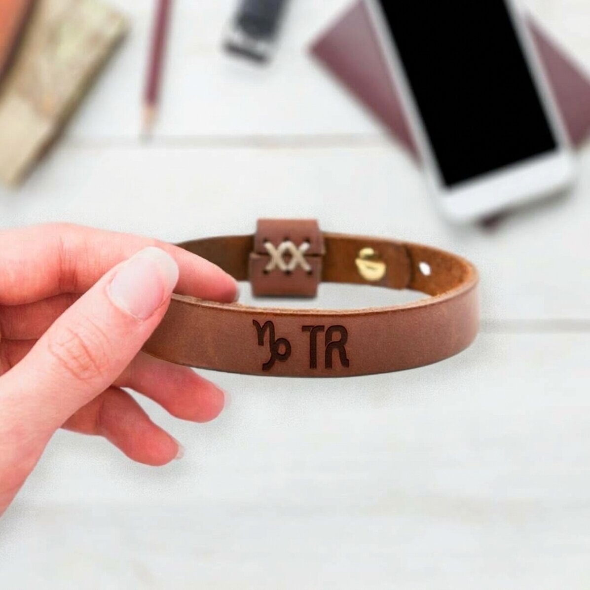Gepersonaliseerde leren armband met initialen en het sterrenbeeld Steenbok