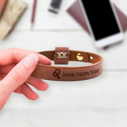 Gepersonaliseerde leren armband met initialen en het sterrenbeeld Leeuw