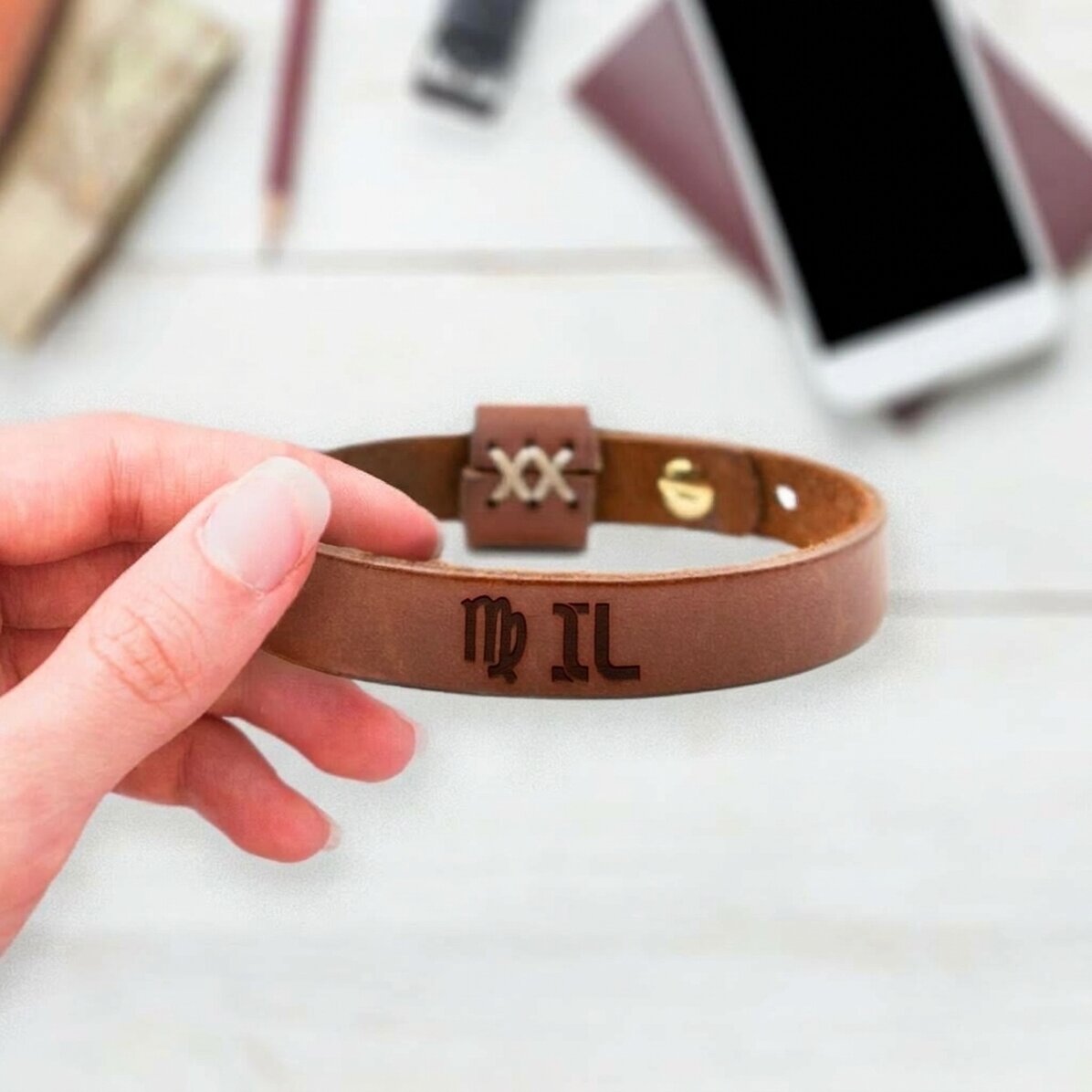 Gepersonaliseerde leren armband met initialen en het sterrenbeeld Maagd