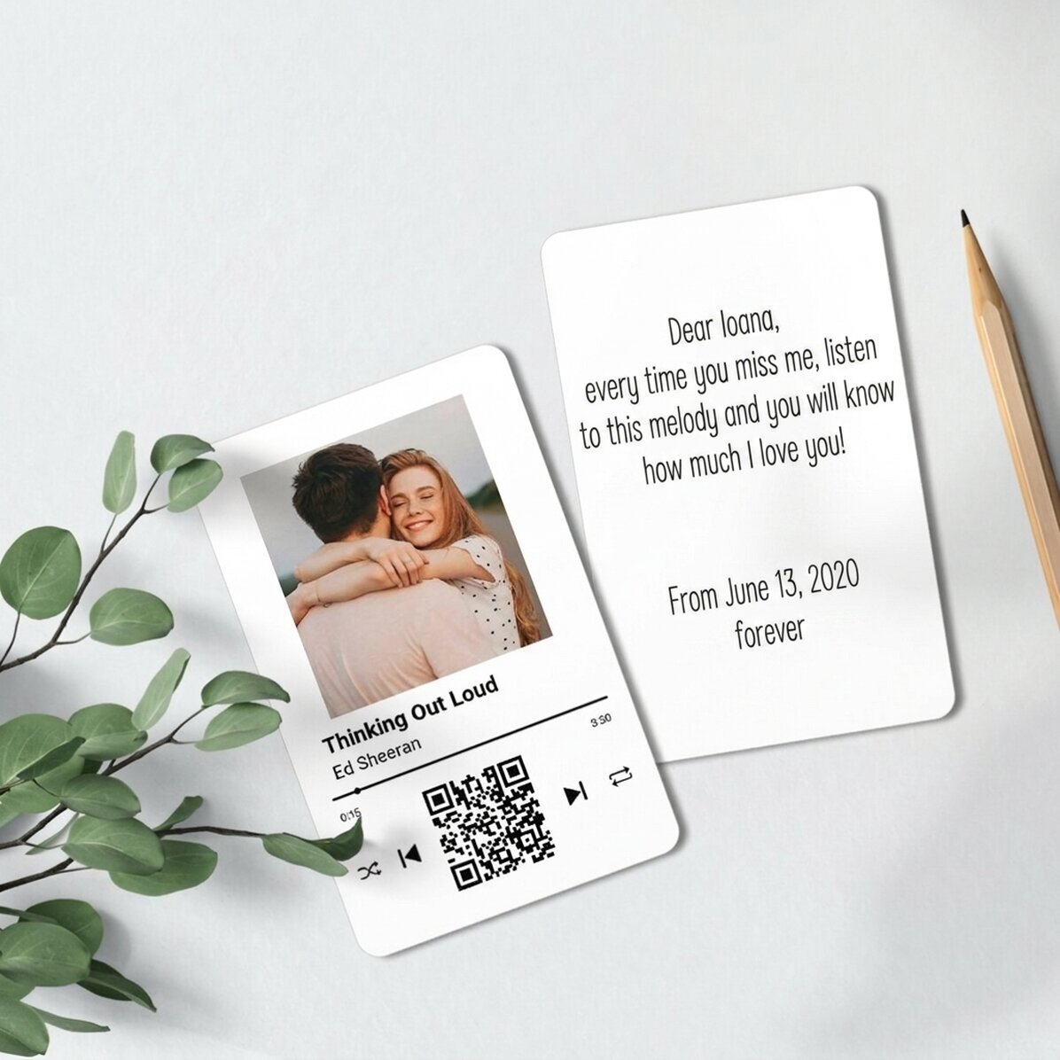 Gepersonaliseerde aluminiumkaart, voor- en achterzijde, met een foto, een boodschap en een QR-code -