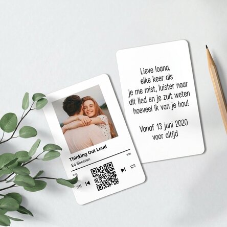 Gepersonaliseerde aluminiumkaart, voor- en achterzijde, met een foto, een boodschap en een QR-code -