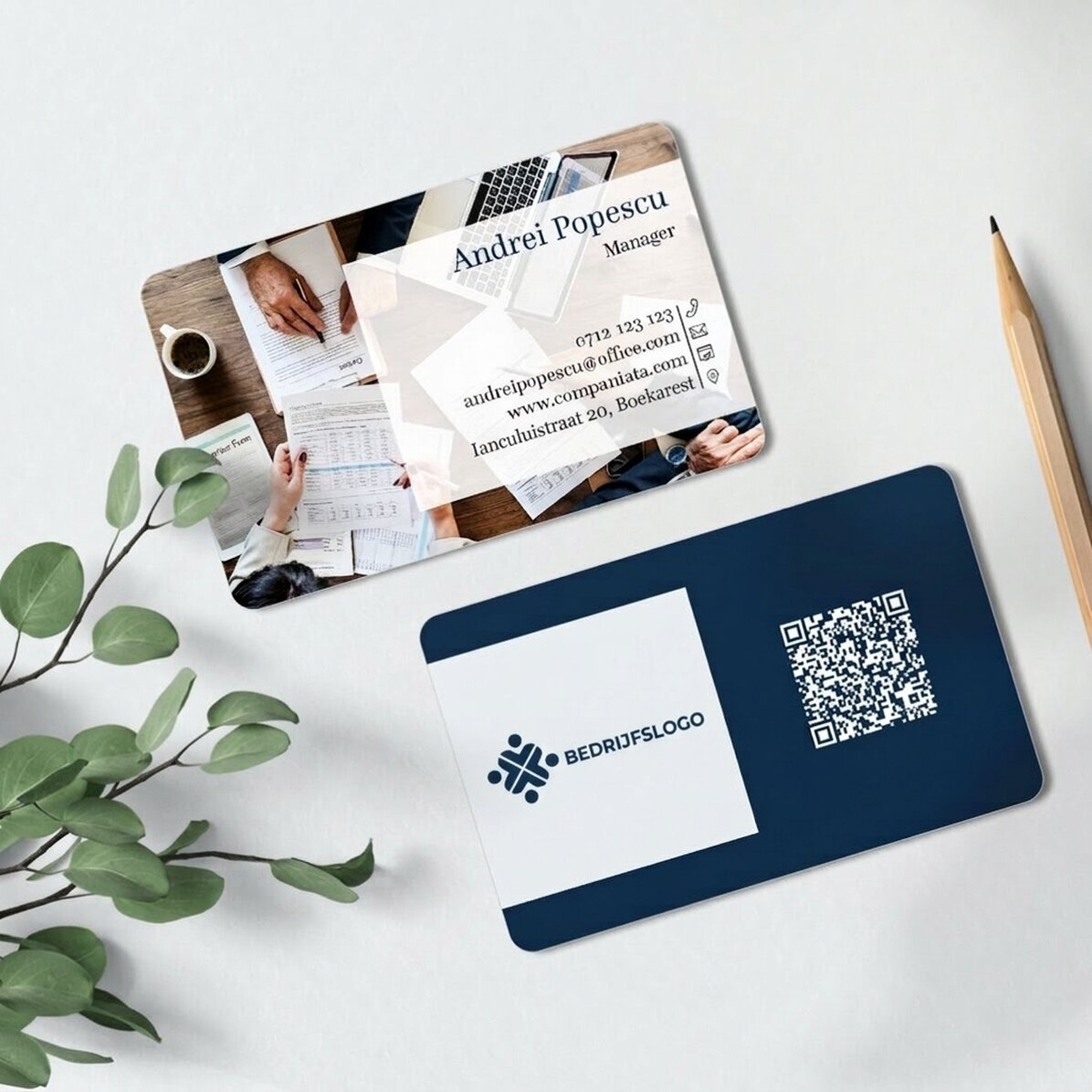 Gepersonaliseerd aluminium visitekaartje, bedrukt aan beide zijden, met een QR-code en een foto
