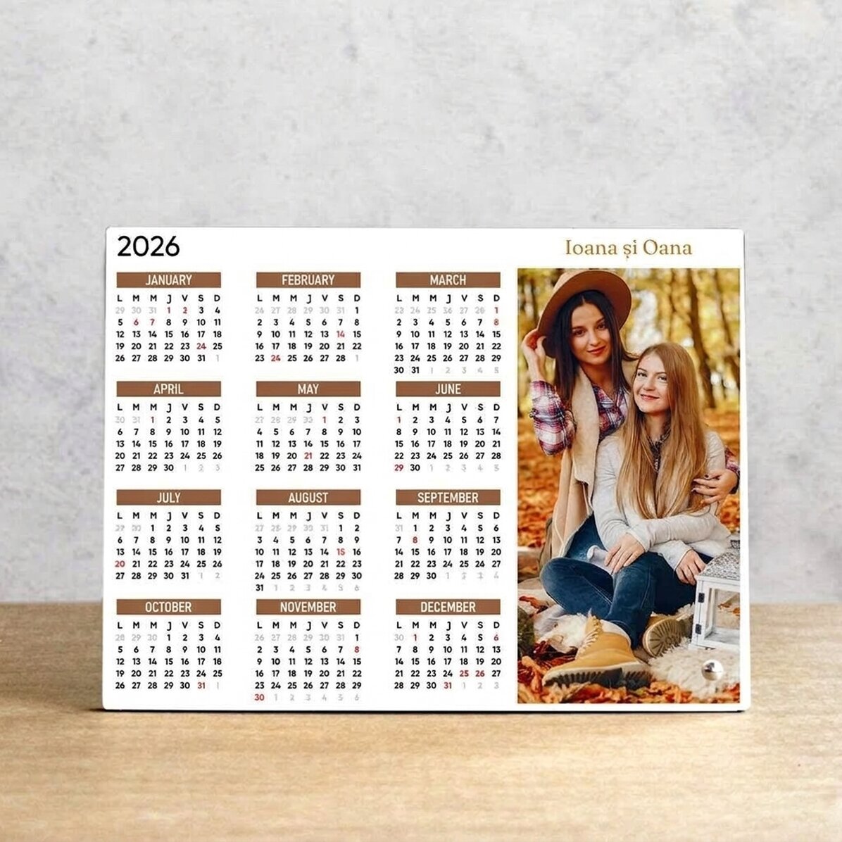 Gepersonaliseerde fotolijst voor op het bureau met een foto, tekst en kalender