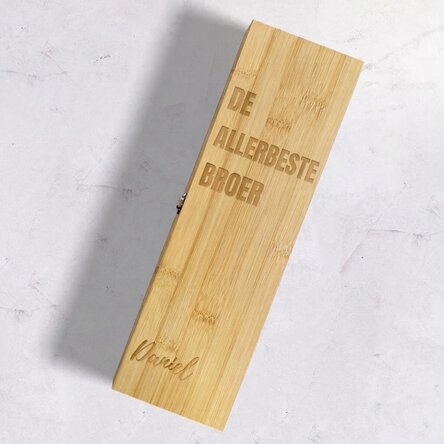 Bamboe wijnkist met accessoires, gepersonaliseerd met de tekst 'the best brother ever'
