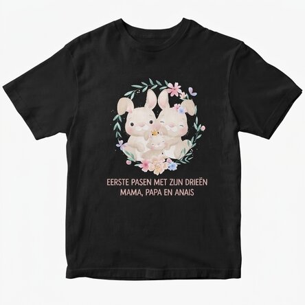 Katoenen T-shirt met gepersonaliseerde tekst - Eerste Pasen met z’n drieën