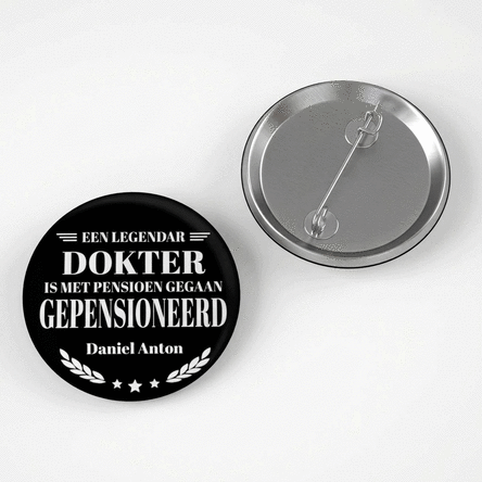 Gepersonaliseerde button met een boodschap voor een gepensioneerde