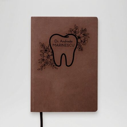 Gepersonaliseerde lederen agenda met tekst voor tandartsen