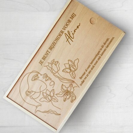 Gepersonaliseerde houten geschenkdoos met een boodschap voor haar