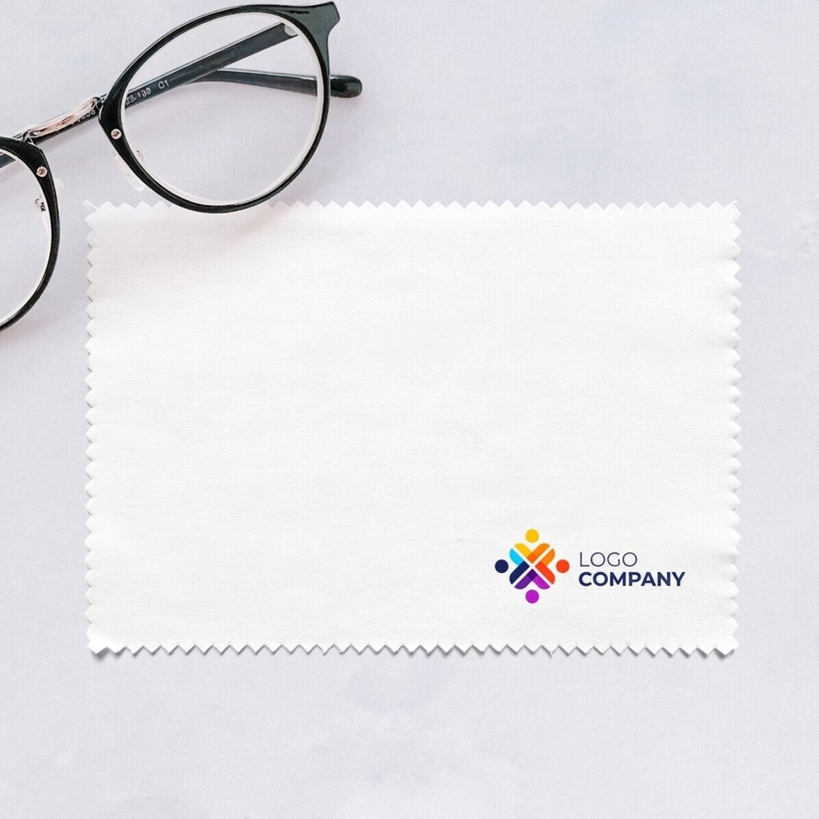 Gepersonaliseerde doek met logo aan de rechterkant voor het schoonmaken van schermen en brillen