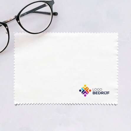 Gepersonaliseerde doek met logo aan de rechterkant voor het schoonmaken van schermen en brillen