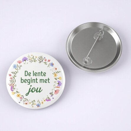Gepersonaliseerde button met tekst - De lente begint bij jou